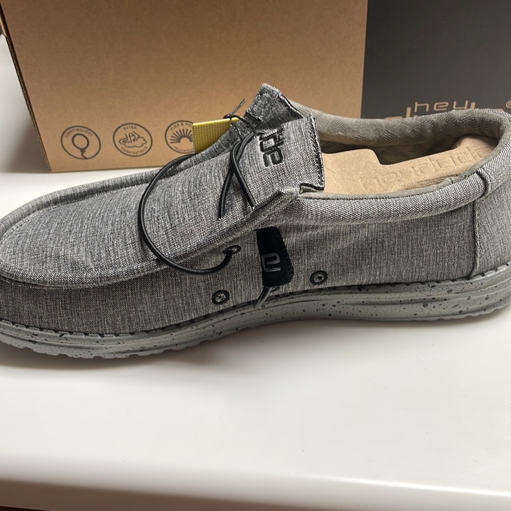 NWT men size 11 hey dudes